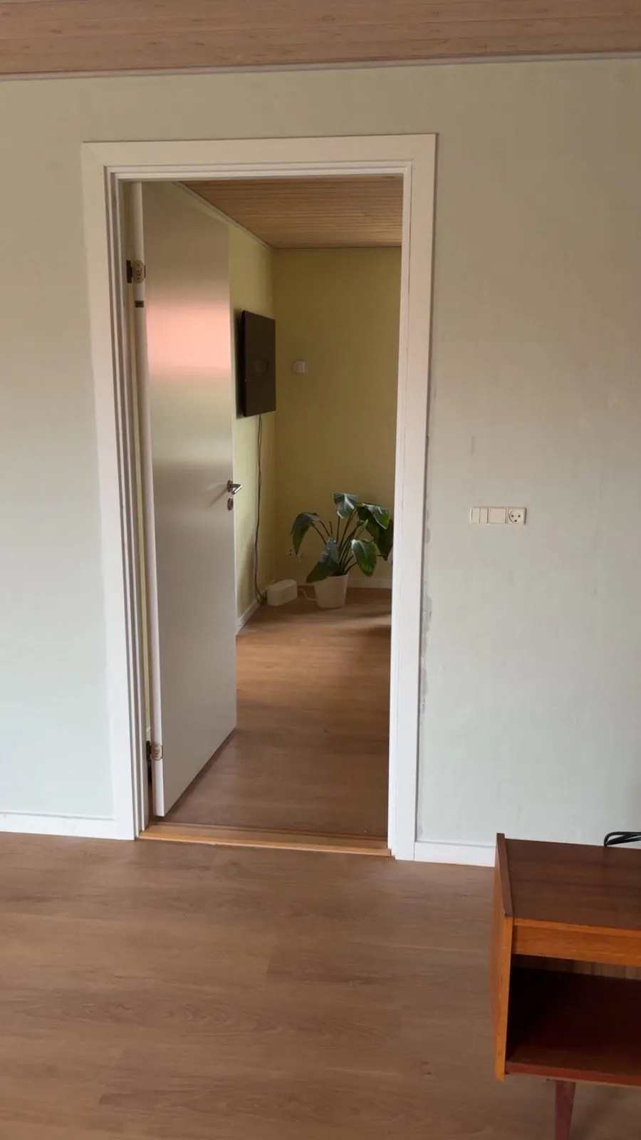 Åben dør ind til møbleret rum
