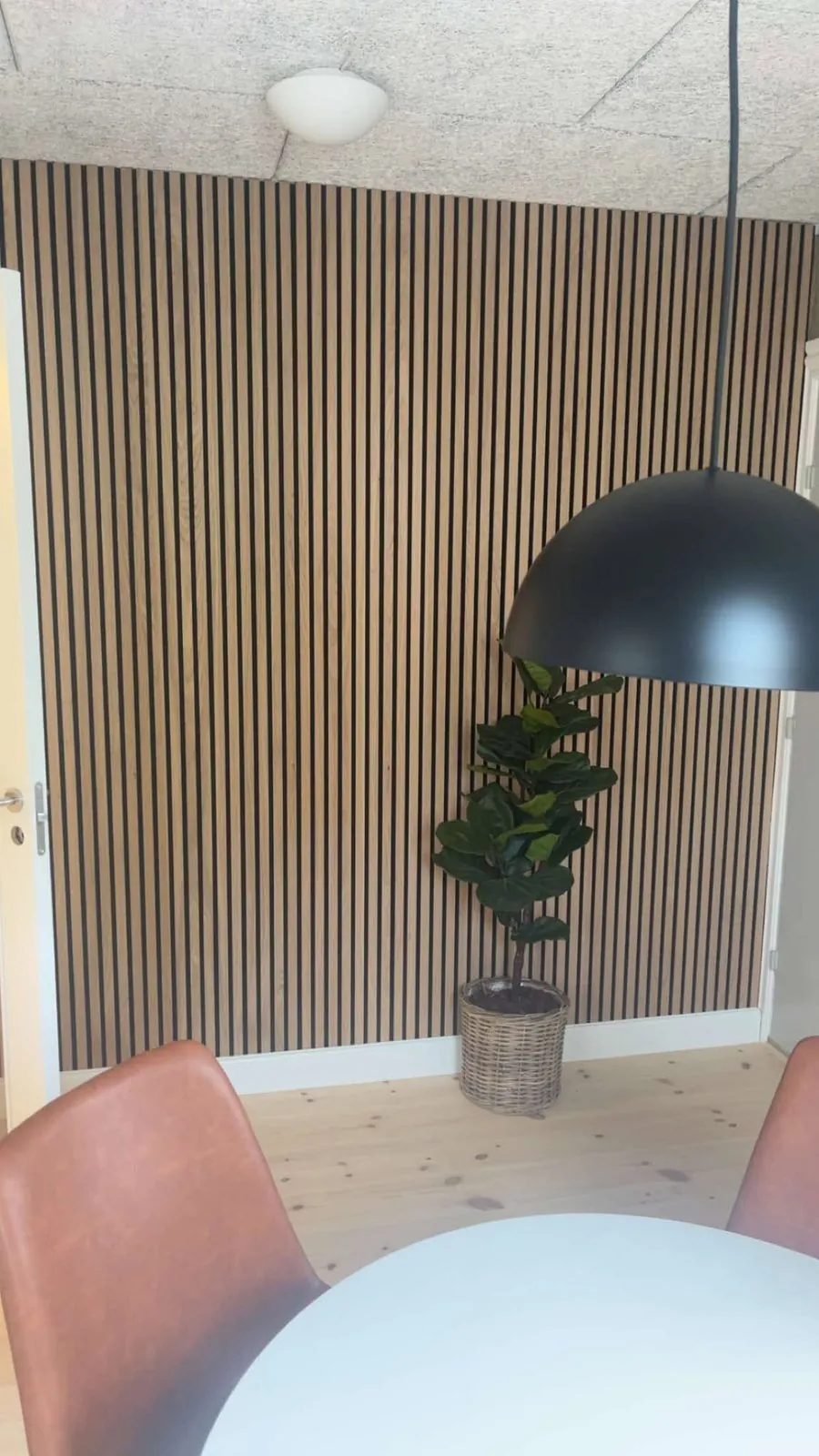 Indvendig væg med trælameller efter renovering