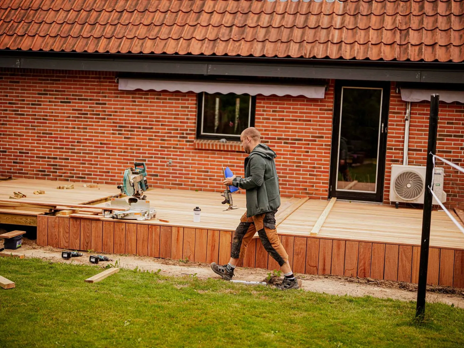 Næsten færdig terrasse langs huset